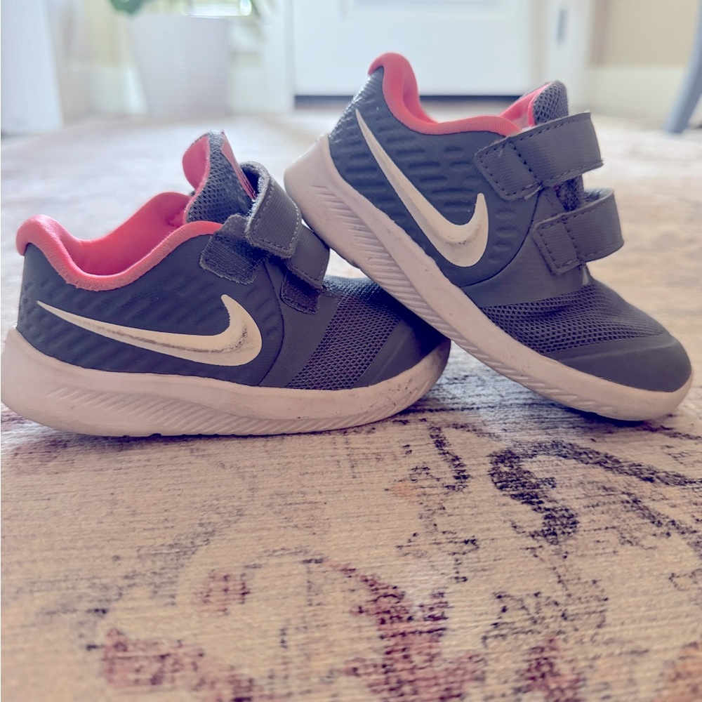Toddler girl Nike shoes size 6c